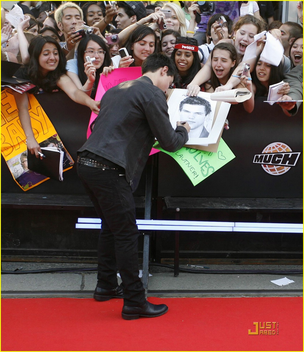 Full Sized Photo of taylor lautner much music video awards 04 | Taylor