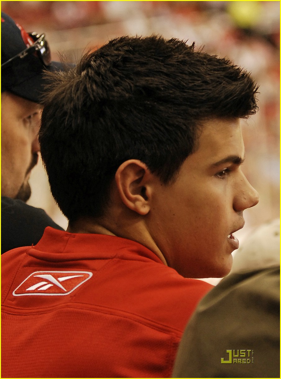 Taylor Lautner: Detroit Red Wings Watcher: Photo 190981, Taylor Lautner  Pictures