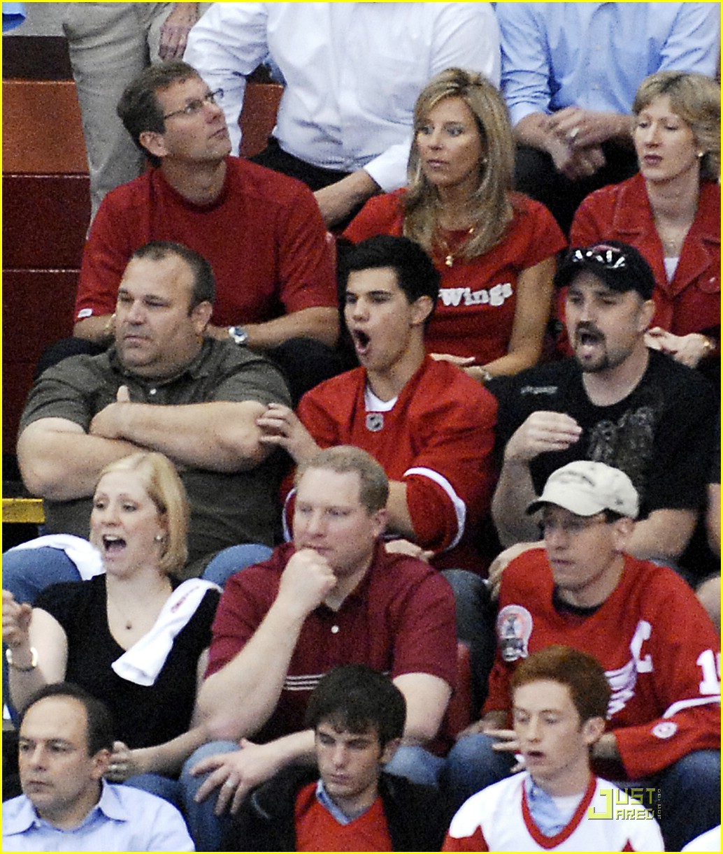 Taylor Lautner: Detroit Red Wings Watcher: Photo 190981, Taylor Lautner  Pictures