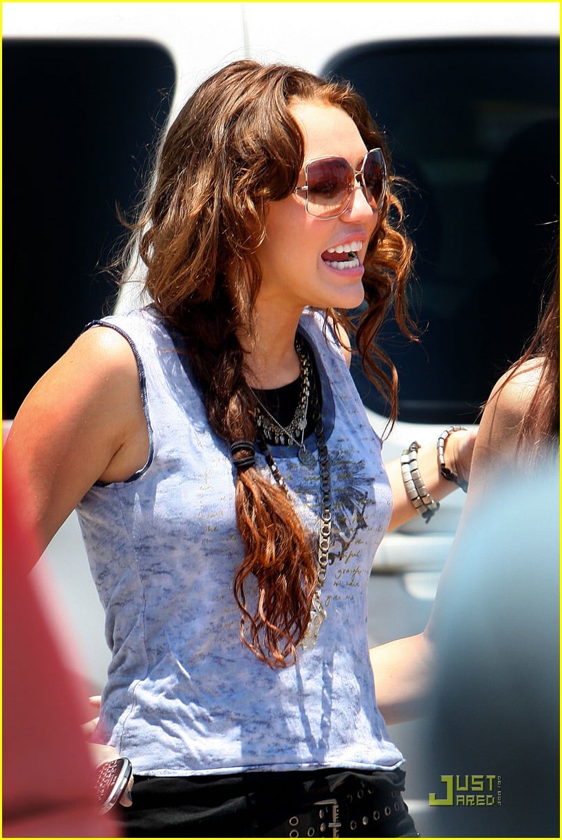 Miley Cyrus Sings Her Last Song Photo Miley Cyrus Pictures Just Jared Jr