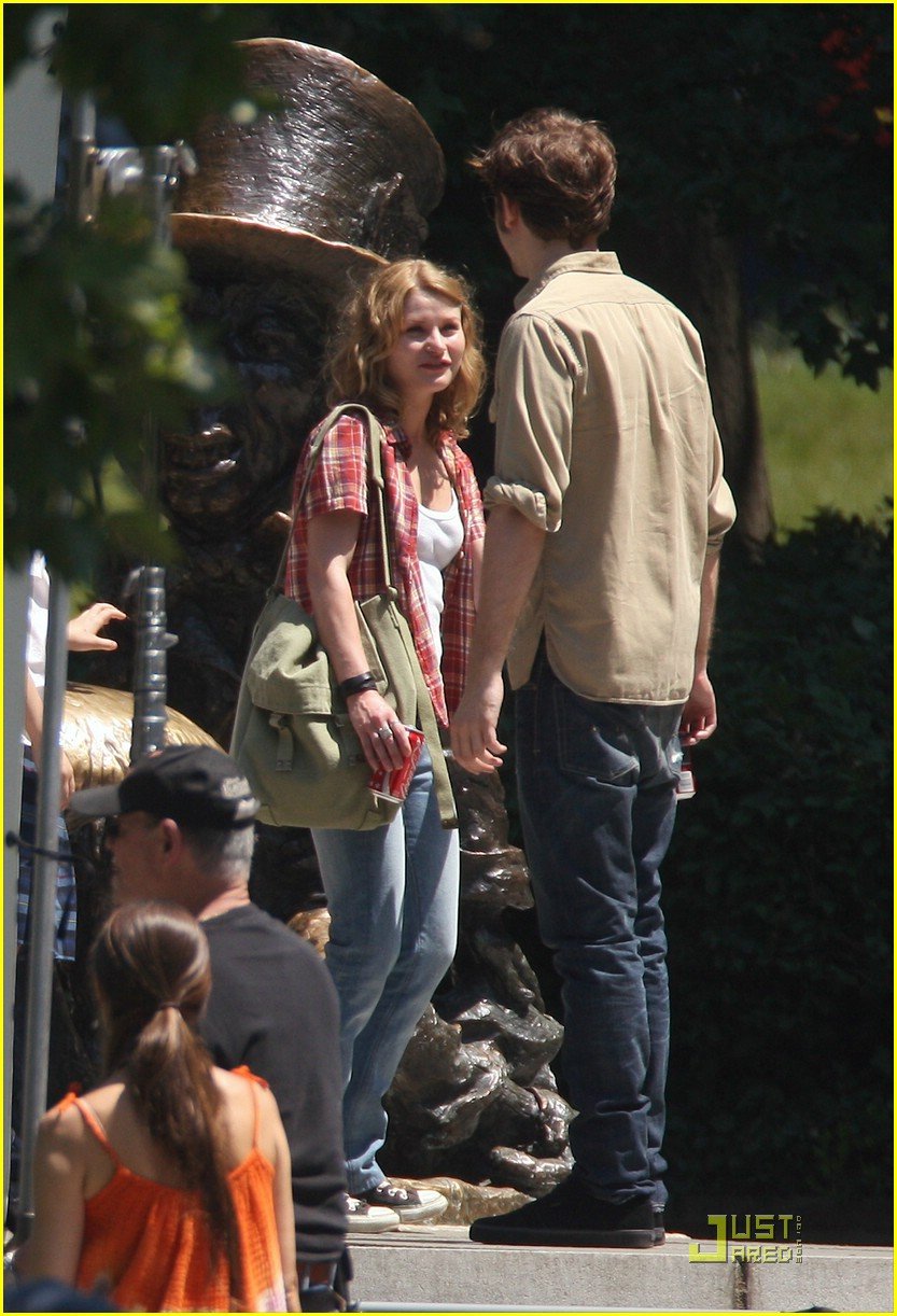 Robert Pattinson & Emilie De Ravin: Central Park Stroll 