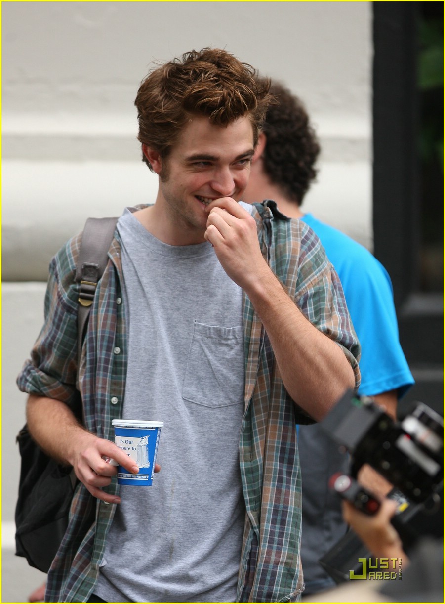 Robert Pattinson Films 'Remember Me' | Photo 192361 - Photo Gallery ...