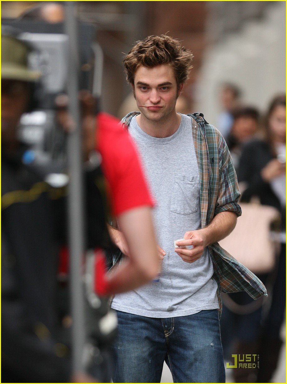 Robert Pattinson Films 'Remember Me' | Photo 192441 - Photo Gallery ...