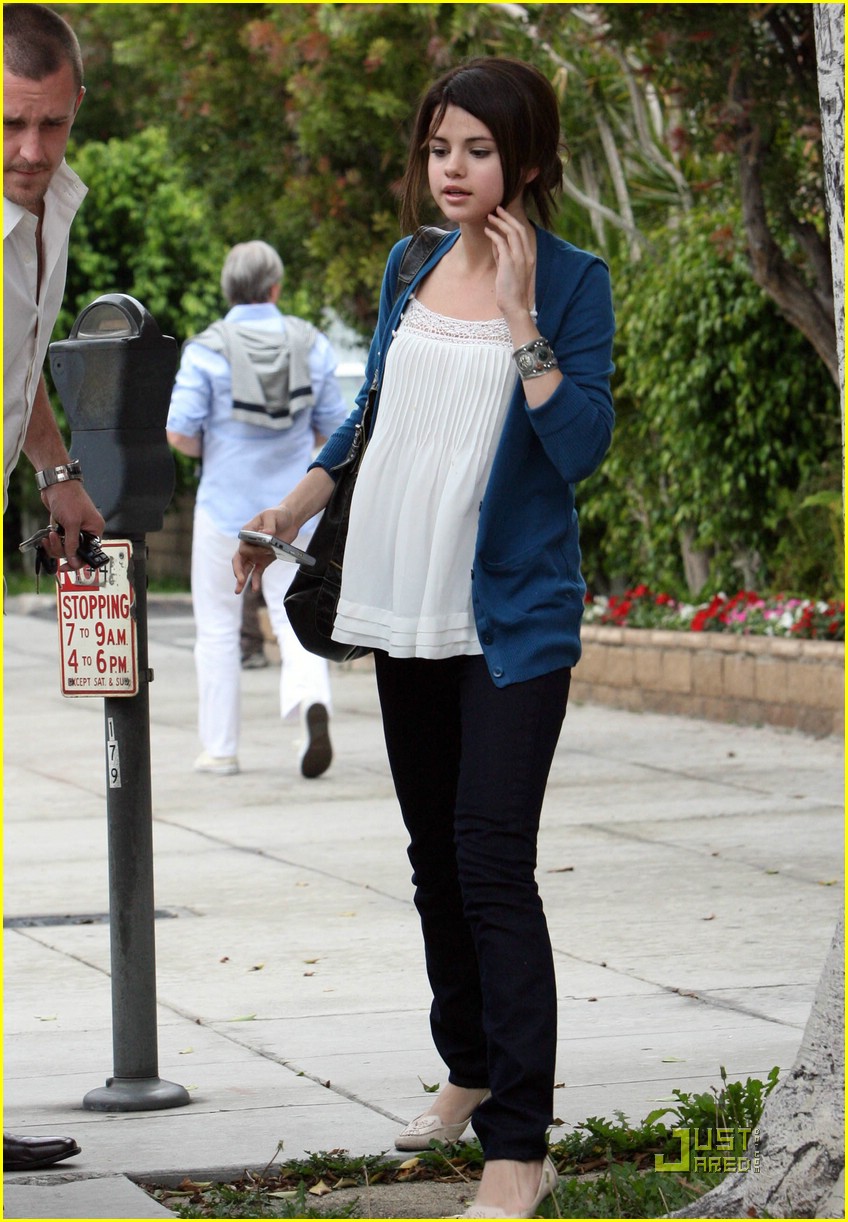 Selena Gomez is Sushi Sweet | Photo 179561 - Photo Gallery | Just Jared Jr.