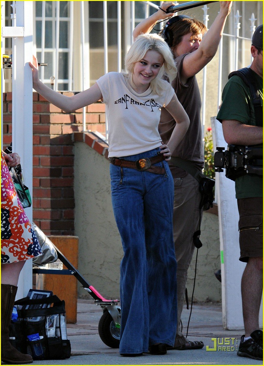 Full Sized Photo of dakota fanning kristen stewart runaway set 05
