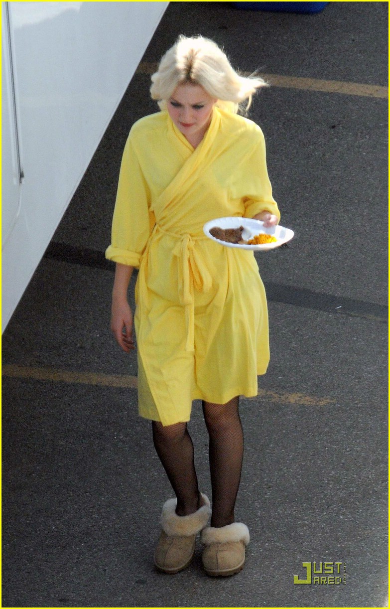 Dakota Fanning is Yellow Robe Yummy Photo 216271 Photo Gallery Just Jared Jr.