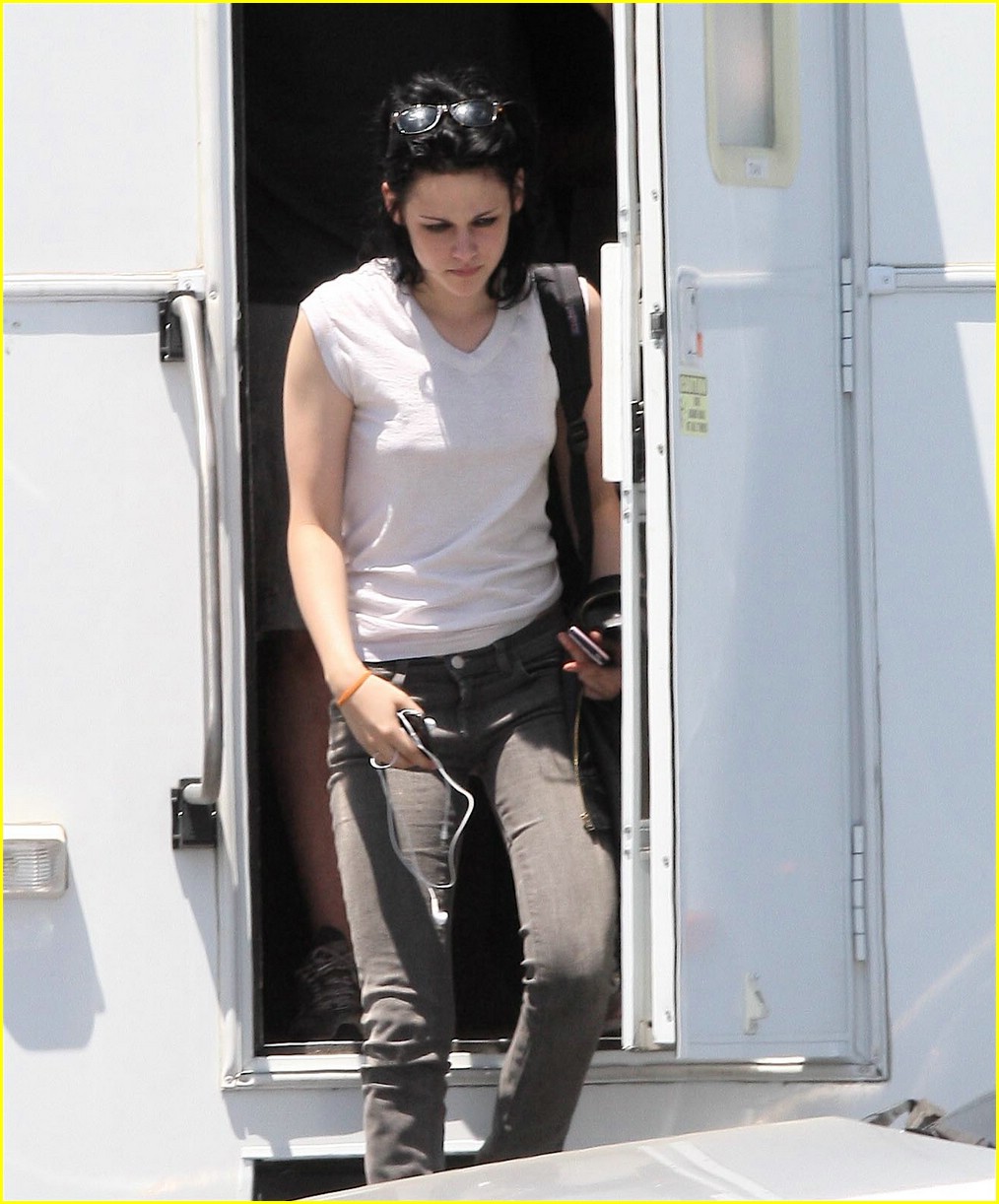 kristen stewart shirt sassy 03