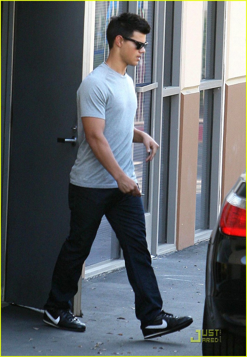taylor lautner sara hicks chiropractor 01