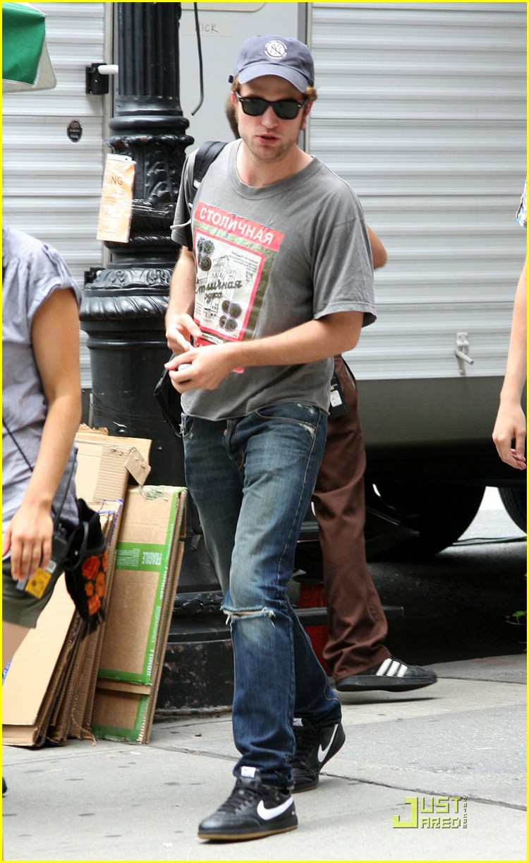 Robert Pattinson: Pink Blanket Bundle | Photo 220321 - Photo Gallery ...