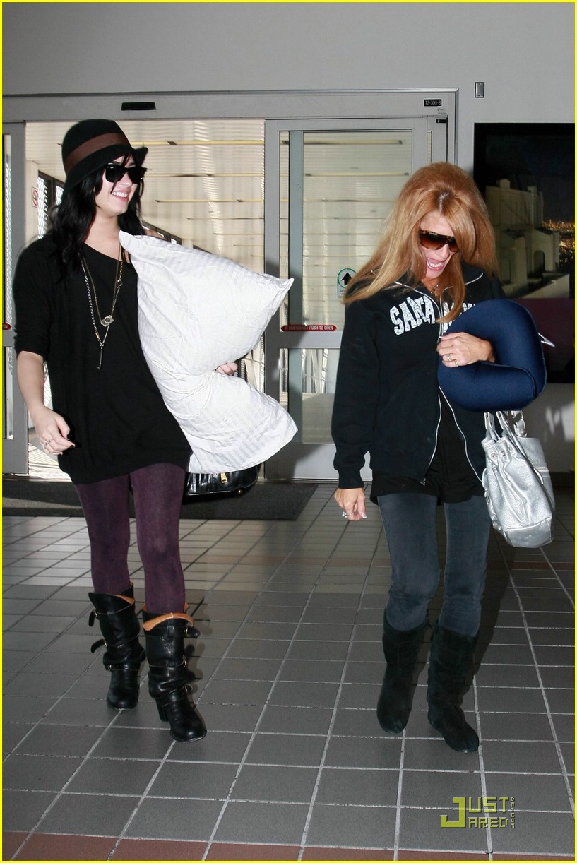 Demi Lovato is LAX Lovely | Photo 264801 - Photo Gallery | Just Jared Jr.