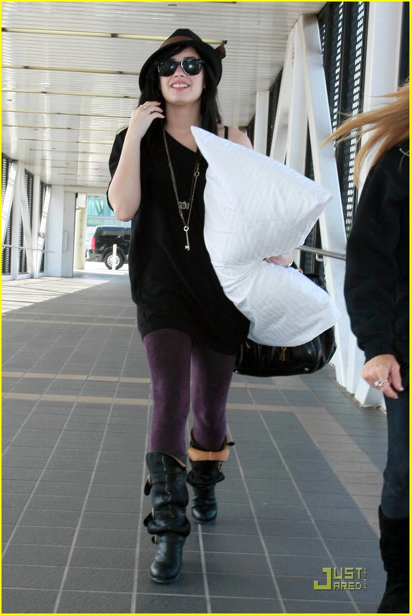 Demi Lovato is LAX Lovely | Photo 264811 - Photo Gallery | Just Jared Jr.