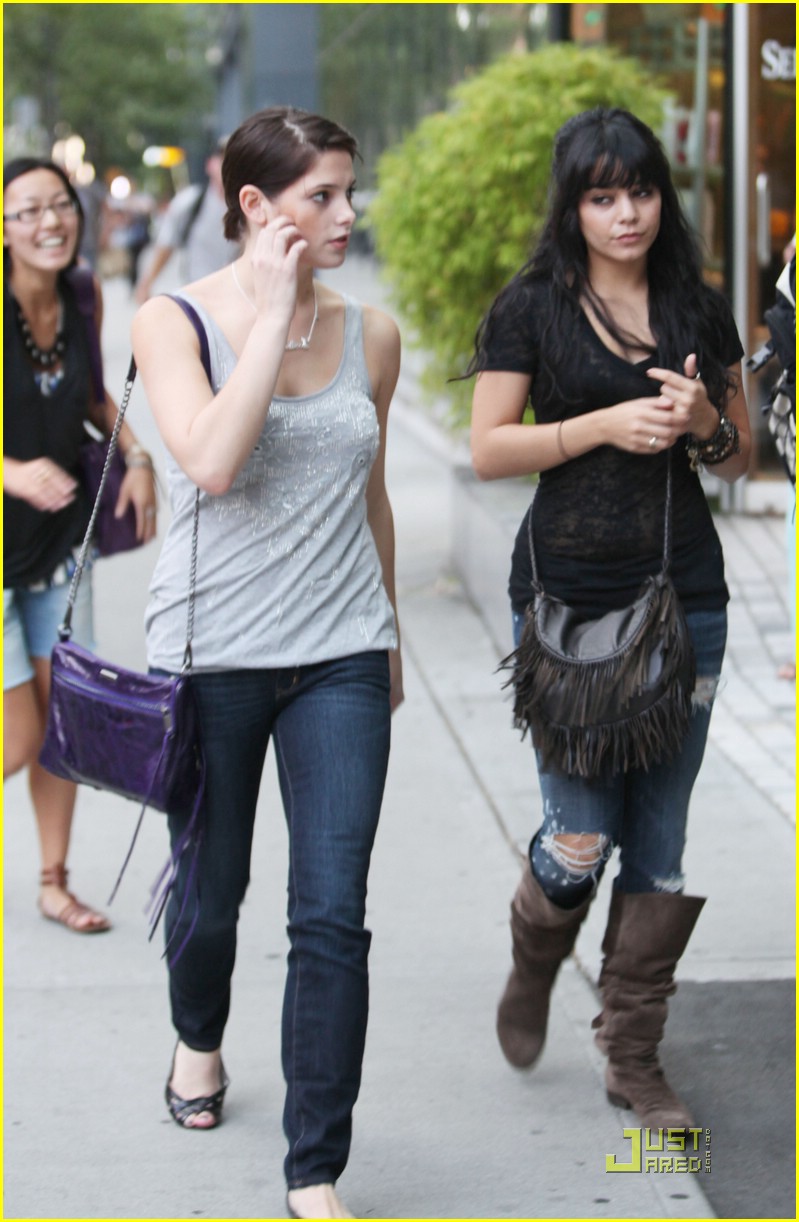 vanessa hudgens ashley greene 06