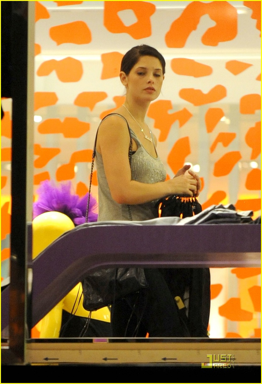vanessa hudgens ashley greene 09