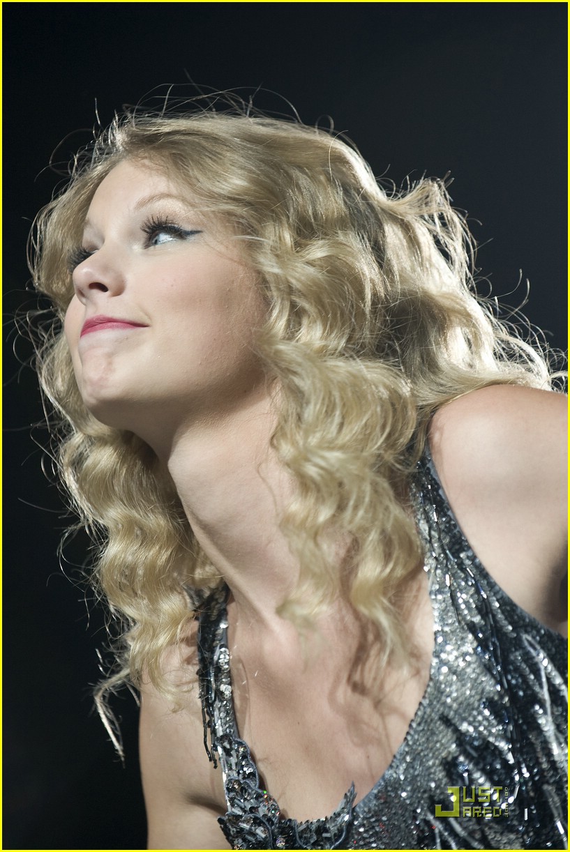 Full Sized Photo Of Taylor Swift Msg Nyc Concert 02 Taylor Swift Is Madison Square Garden