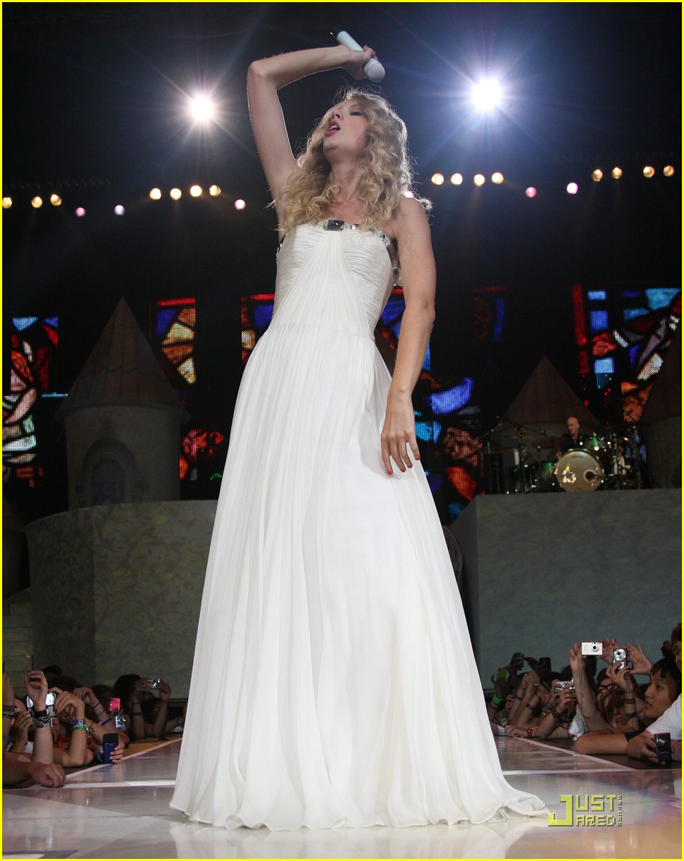 Full Sized Photo of taylor swift msg nyc concert 37 Taylor Swift is