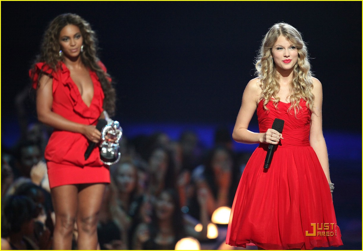 Full Sized Photo Of Beyonce Taylor Swift Moment 25 Beyonce Lets Taylor Swift Have Her Moment 