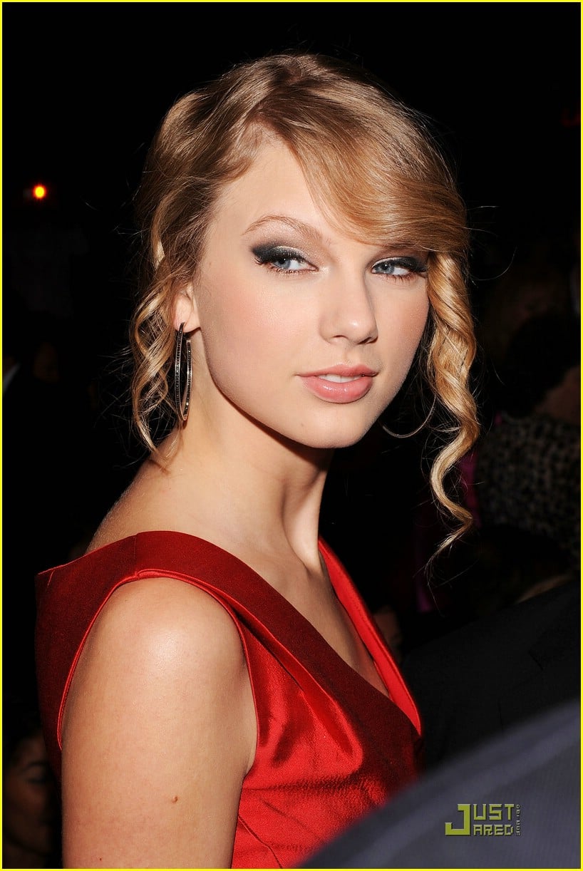 Taylor Swift Checks Out Tommy Hilfiger | Photo 290861 - Photo Gallery ...