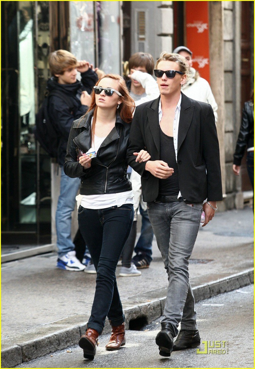 Jamie Campbell Bower & Zoe Graham: Rome Romance | Photo 324001 - Photo ...