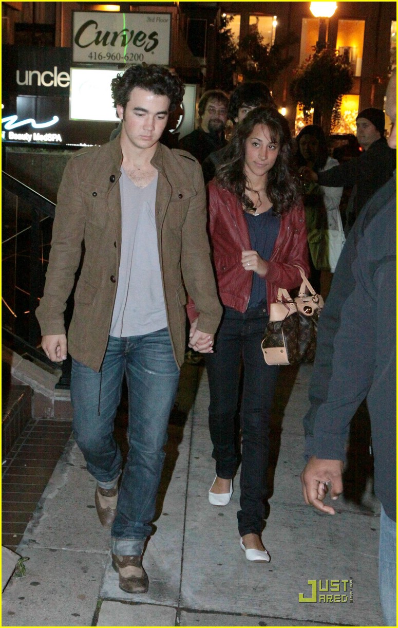 kevin joe jonas date demi danielle 07