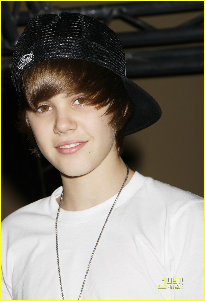Justin Bieber Cranks Up KLUC Radio: Photo 326711 | Justin Bieber ...