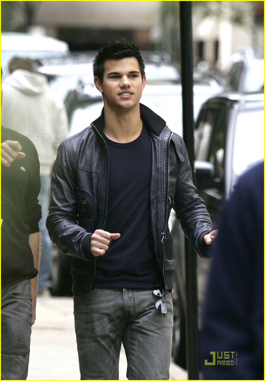 Taylor Lautner & Taylor Swift Check Out Chicago | Photo 313451 - Photo ...