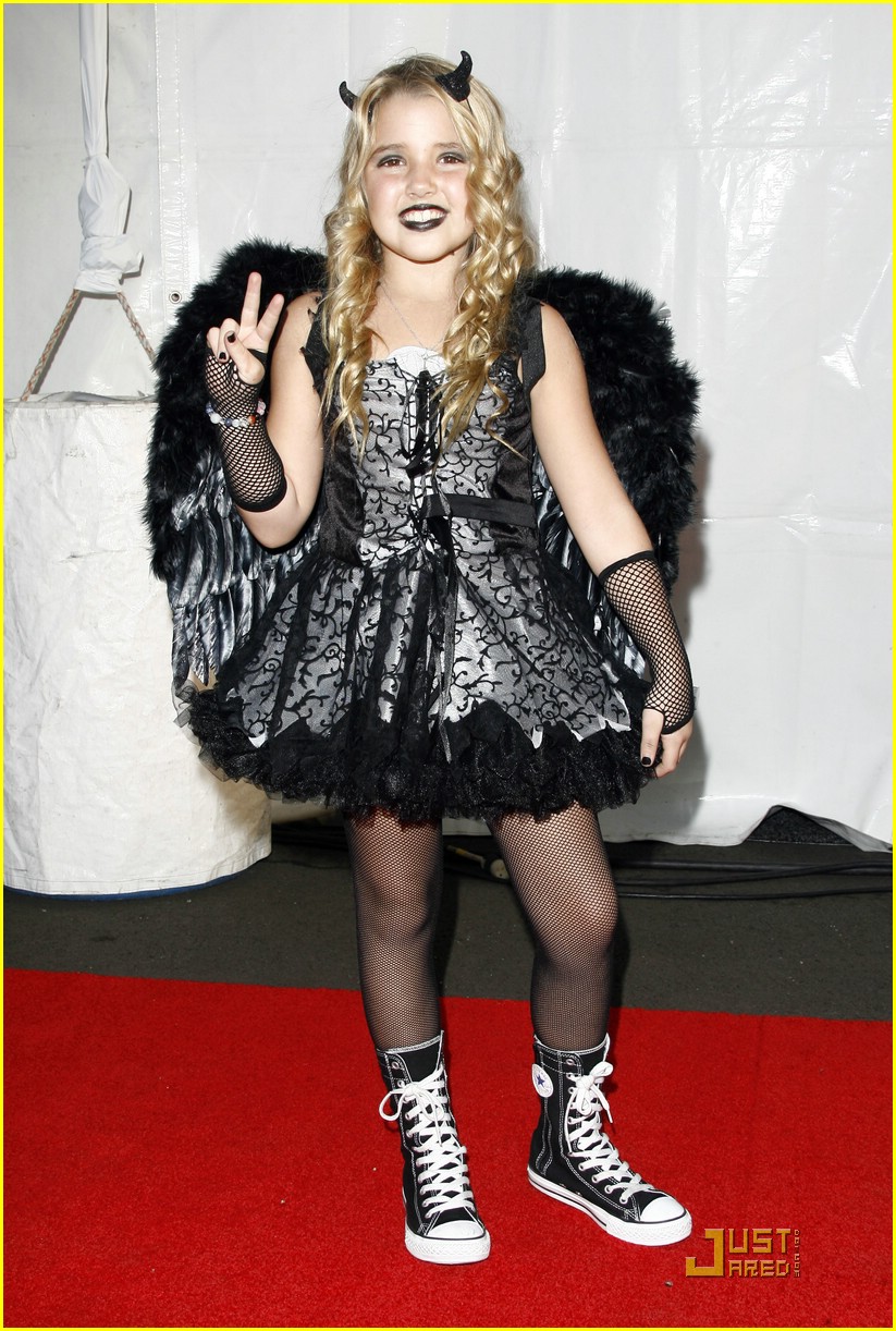 Noah Cyrus And Emily Grace Reaves Are Vampire Vicious Photo 325671 Photo Gallery Just Jared Jr