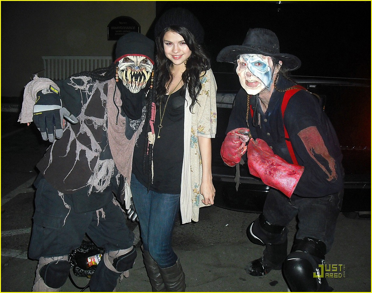 Full Sized Photo of selena gomez david henrie knotts haunt 06 | Selena