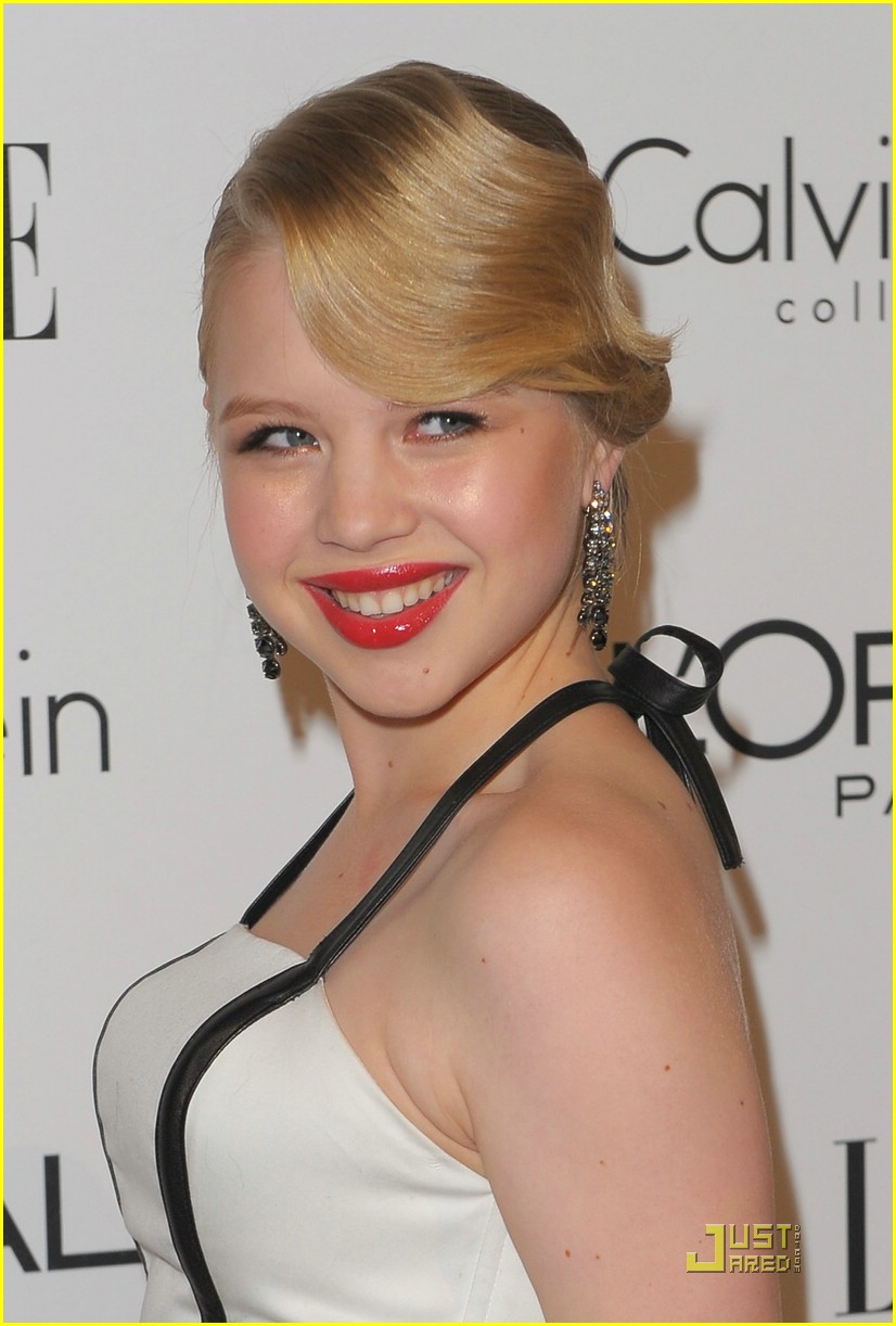 Sofia Vassilieva Honors Julie Andrews | Photo 321371 - Photo Gallery ...