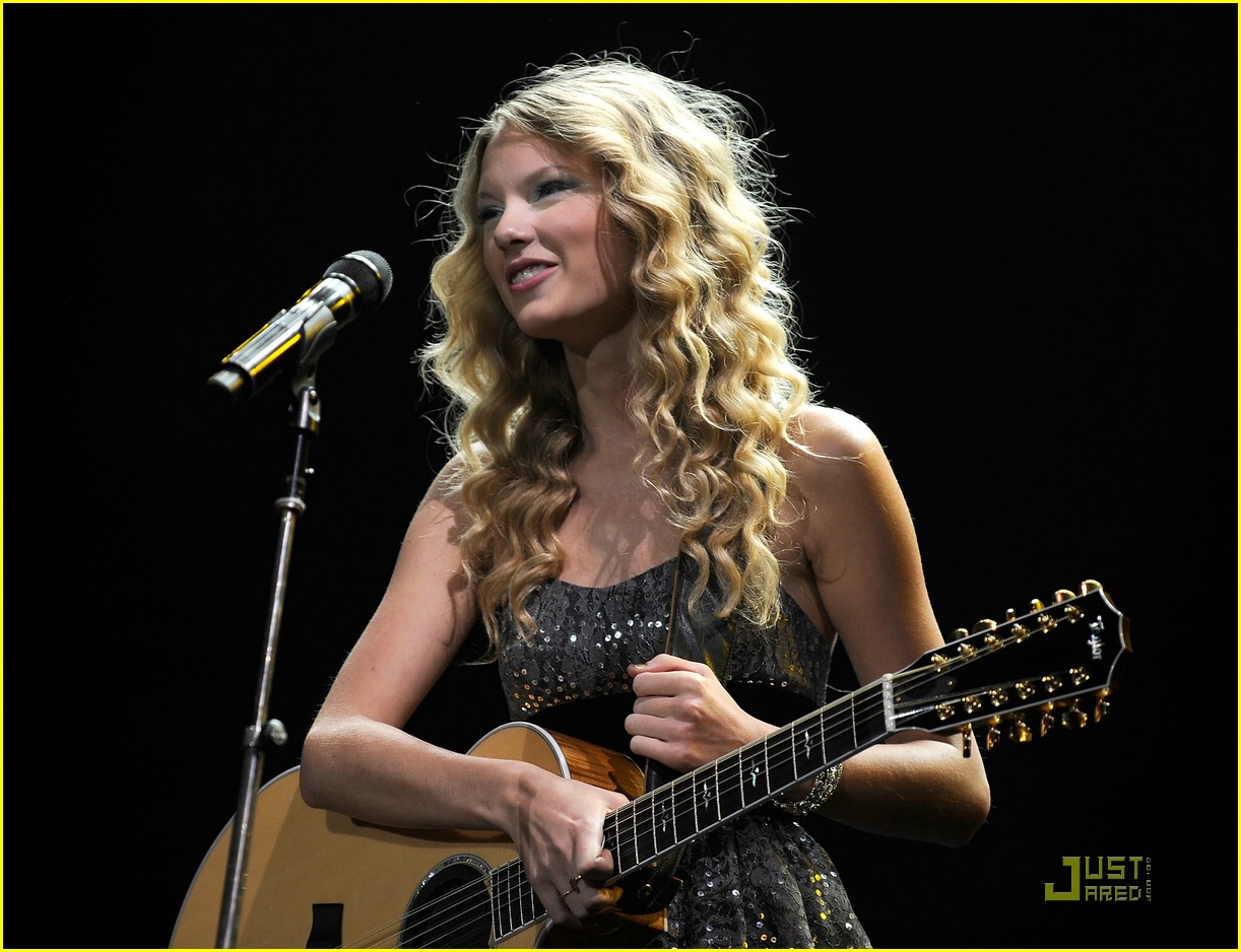 Taylor Swift Is All For The Hall | Photo 315411 - Photo Gallery | Just ...