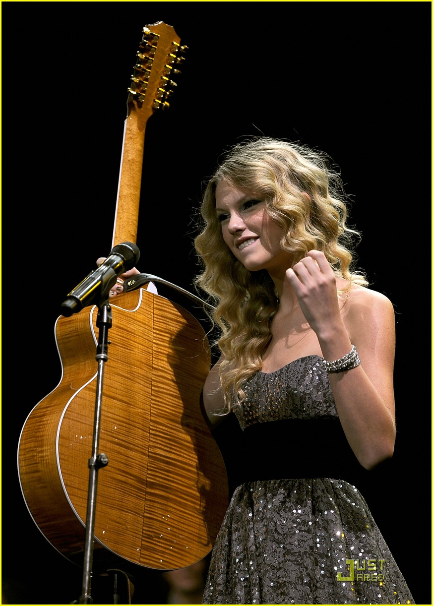 Taylor Swift Is All For The Hall | Photo 315601 - Photo Gallery | Just ...