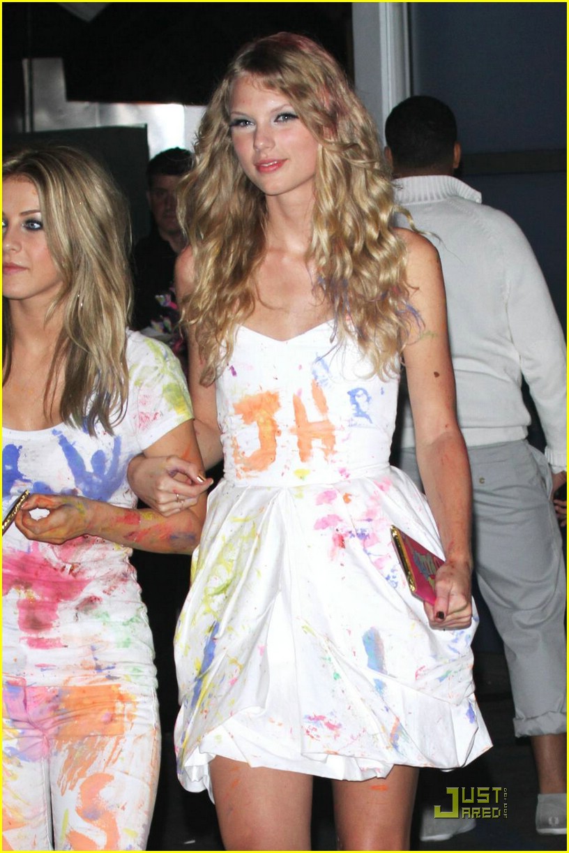 Taylor Swift & Julianne Hough Paint Each Other Pretty Photo 326321