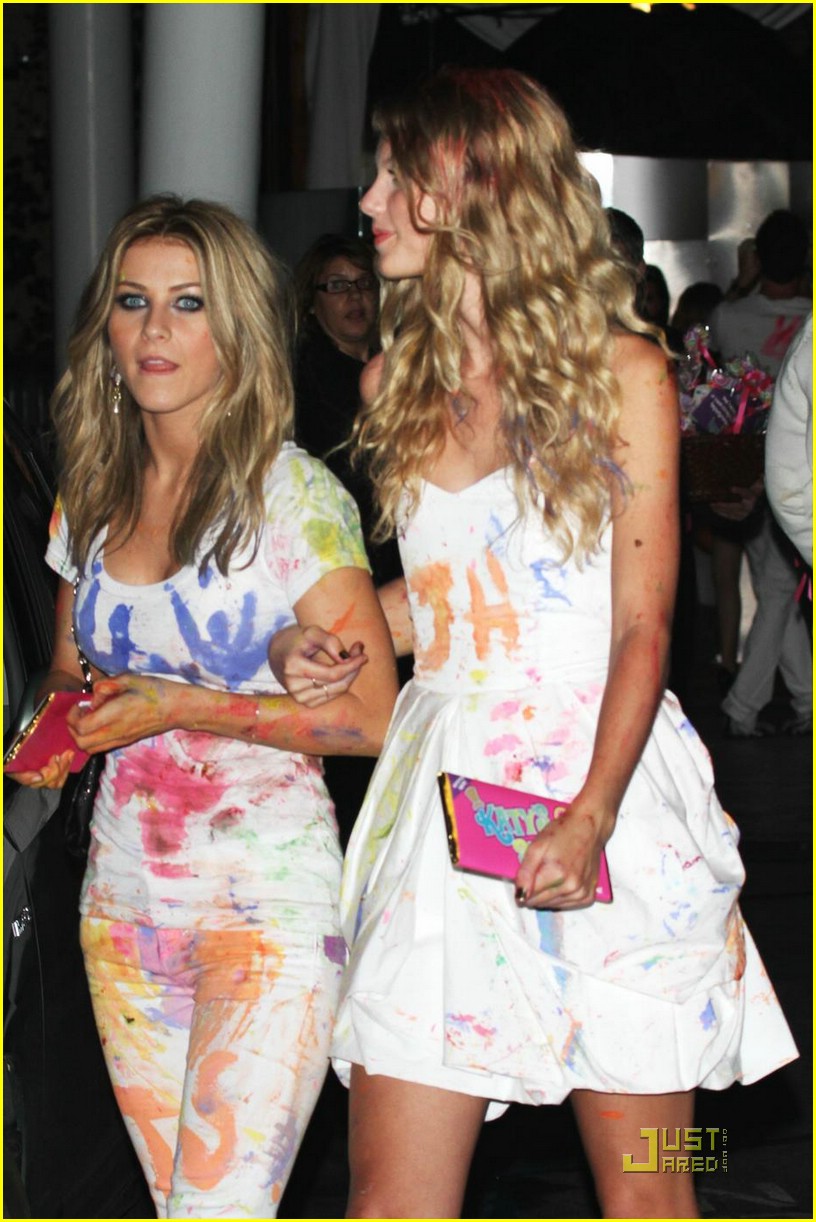 Taylor Swift & Julianne Hough Paint Each Other Pretty Photo 326351
