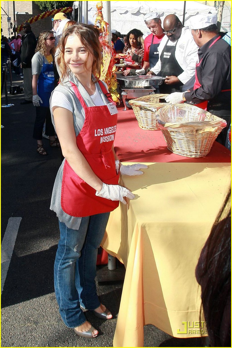 Debby Ryan & Olesya Rulin Serve Thanksgiving Meals | Photo 350655 ...