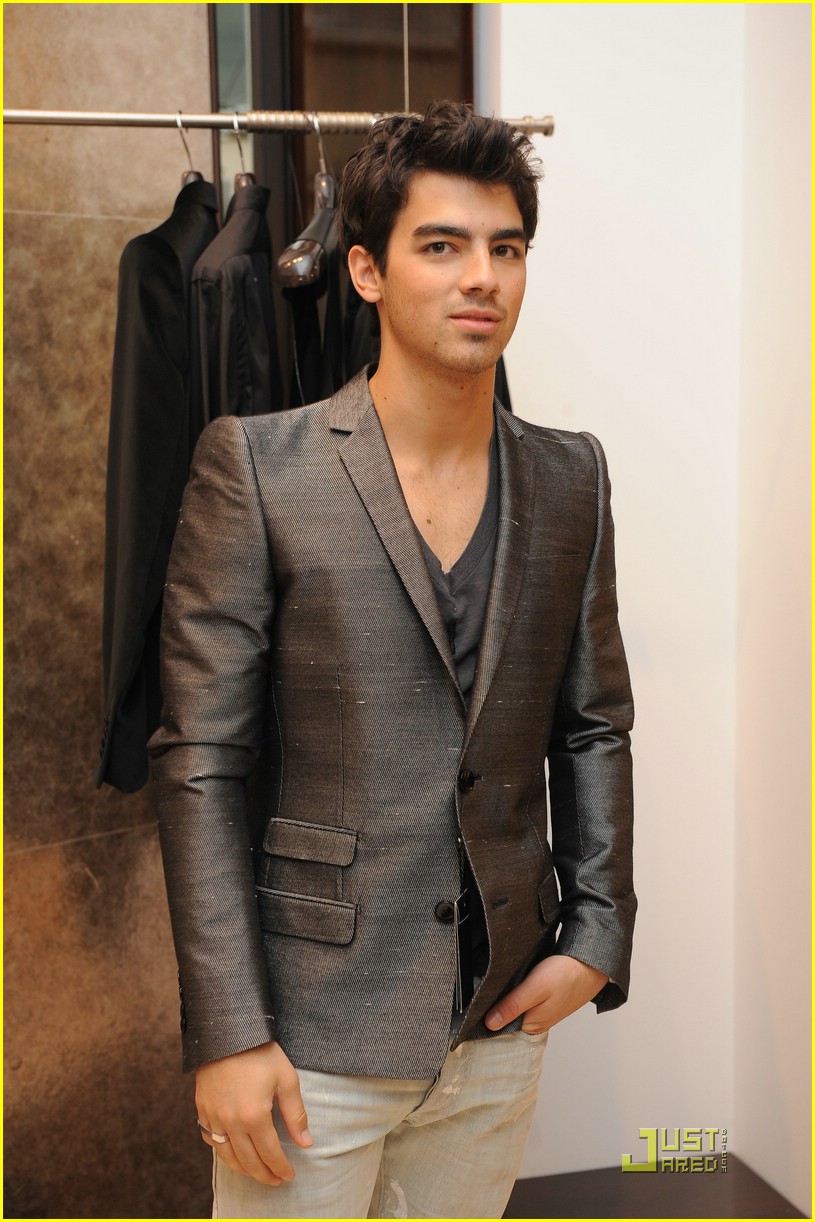 Jonas Brothers Shop Gianfranco Ferre Photo 339301 Photo Gallery