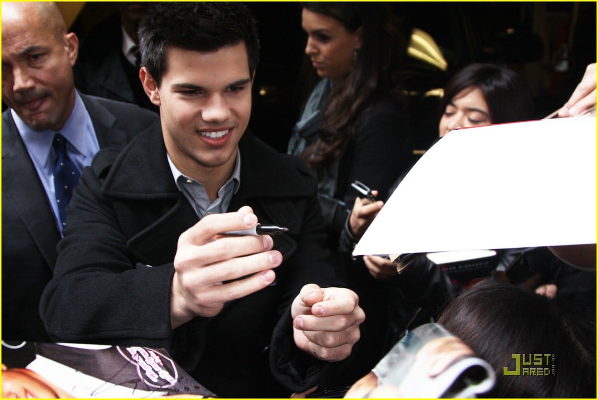 Taylor Lautner is Having The Time of His Life | Photo 349779 - Photo ...