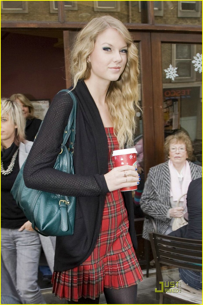 Три тейлор. Скарлетт Йоханссон и Тейлор Свифт. Taylor Swift drunk. Тейлор Свифт Starbucks only. Taylor Swift Drink.