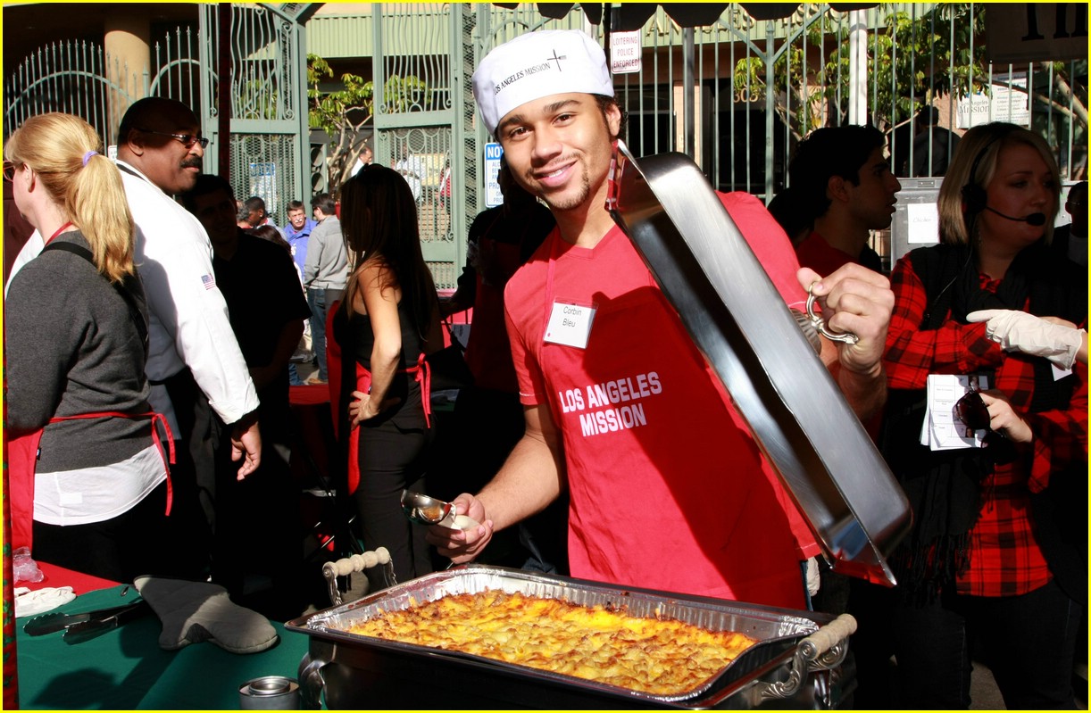 corbin bleu christmas eve dinner 04