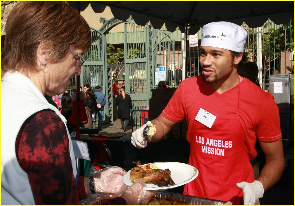 corbin bleu christmas eve dinner 05