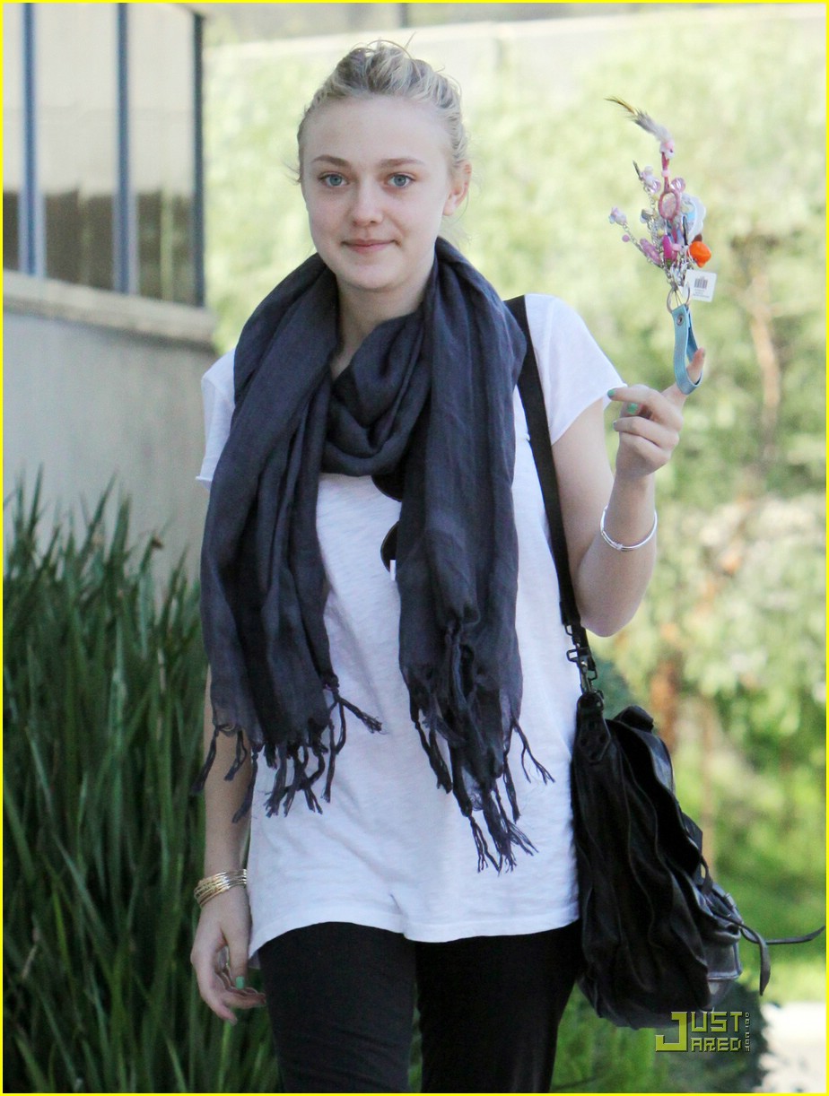 Full Sized Photo of dakota fanning alessandra garcia fitness 01