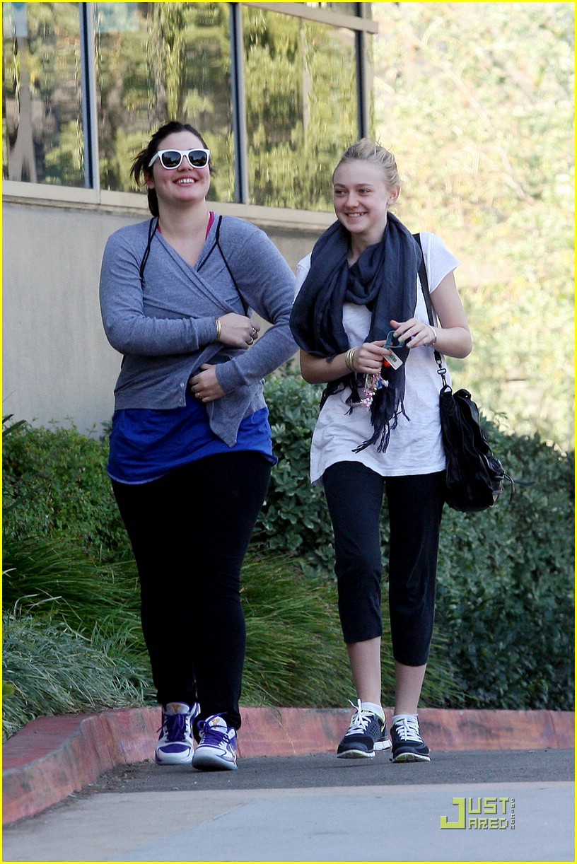 Dakota Fanning & Alessandra Garcia-Lorido: Fitness Friends | Photo