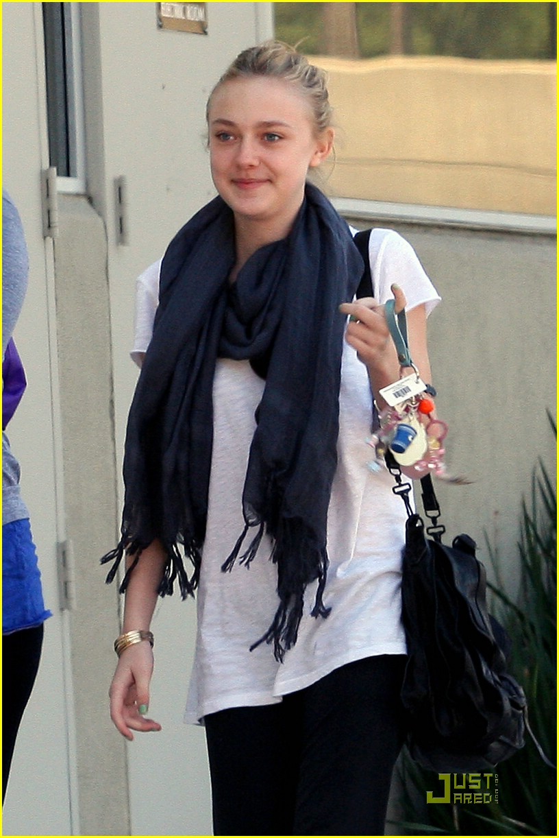 Dakota Fanning & Alessandra Garcia-Lorido: Fitness Friends | Photo