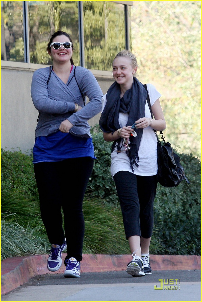 Dakota Fanning & Alessandra Garcia-Lorido: Fitness Friends | Photo