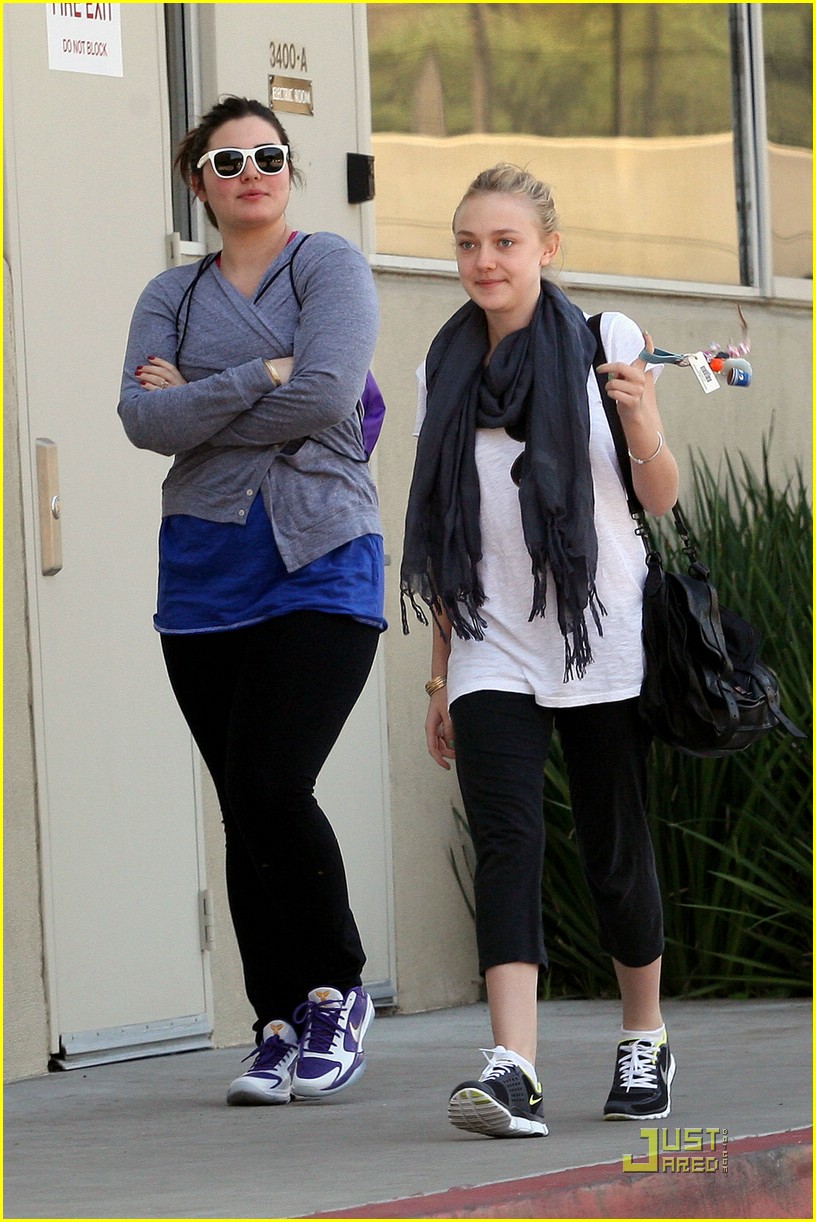 Dakota Fanning & Alessandra Garcia-Lorido: Fitness Friends | Photo