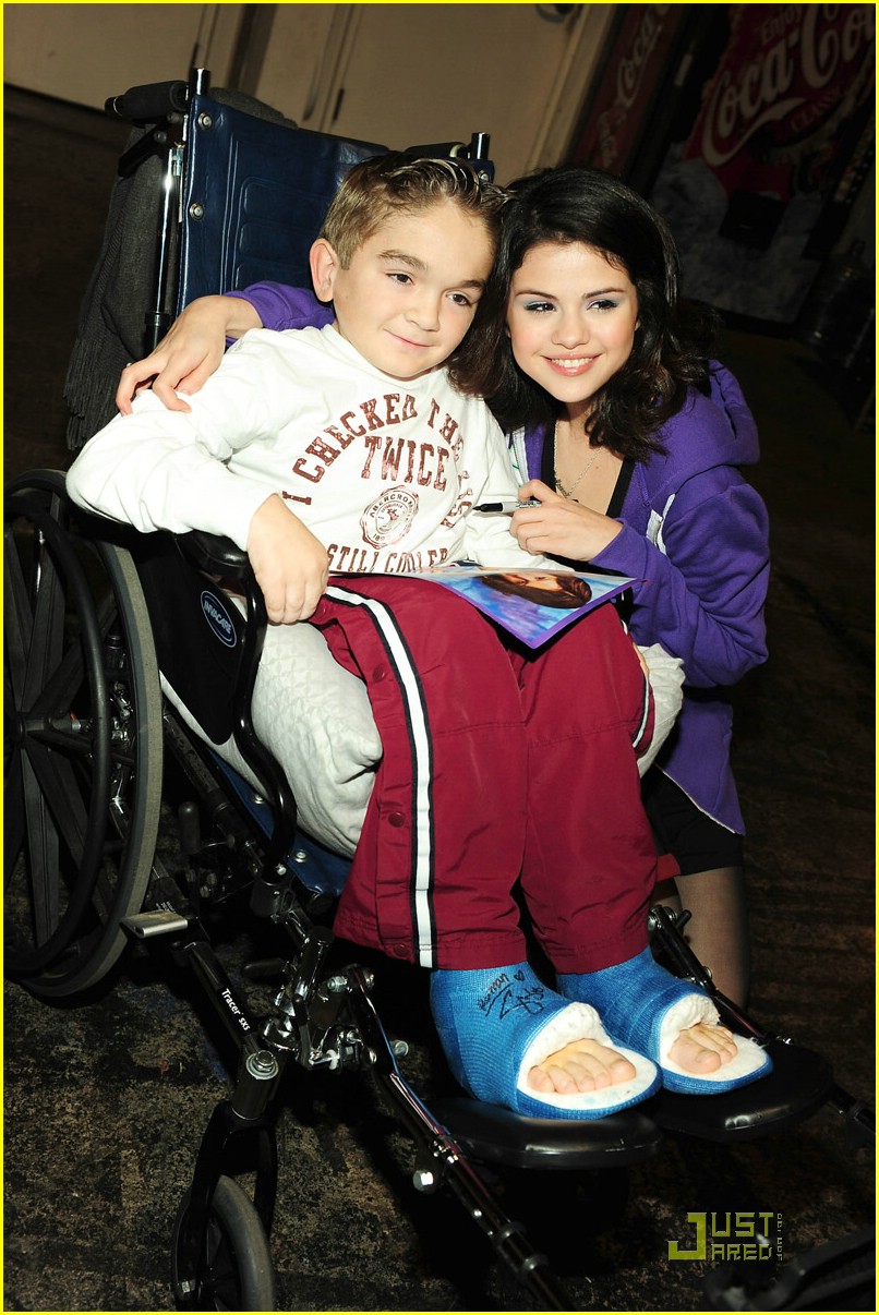Selena Gomez No Home For The Holidays Photo 353065 Photo Gallery Just Jared Jr