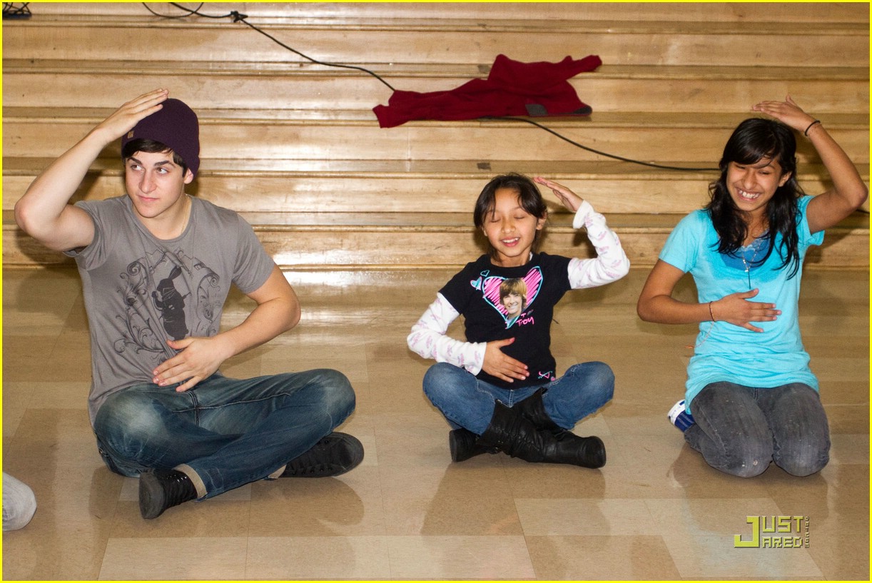 David Henrie Gets Silly with Selma Avenue Elementary | Photo 355697 ...