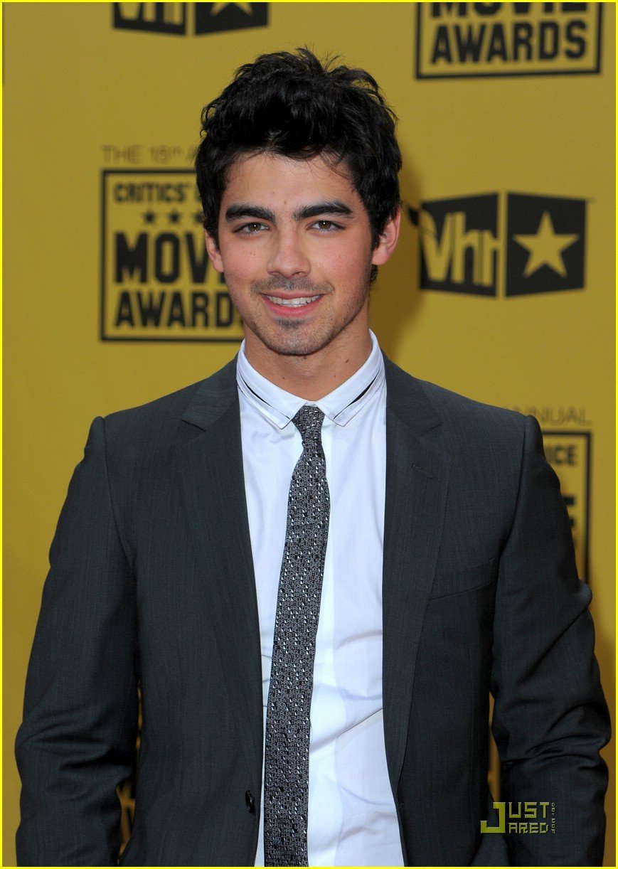 Joe Jonas Spots Paul McCartney!: Photo 355111 | 2010 Critics Choice Movie  Awards, Joe Jonas, Jonas Brothers Pictures | Just Jared Jr.