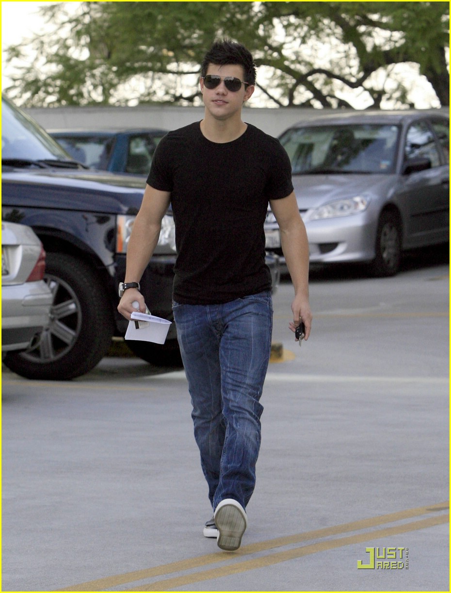 Taylor Lautner: Tongue Twister Tough | Photo 354362 - Photo Gallery ...