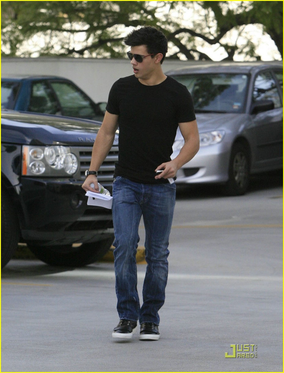 Taylor Lautner: Tongue Twister Tough | Photo 354375 - Photo Gallery ...