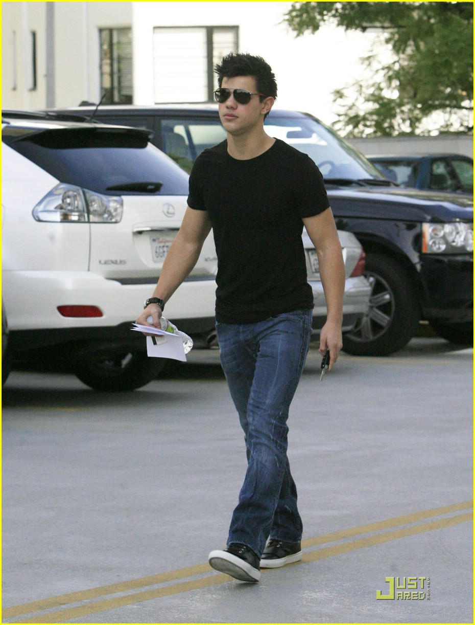 Taylor Lautner: Tongue Twister Tough | Photo 354377 - Photo Gallery ...