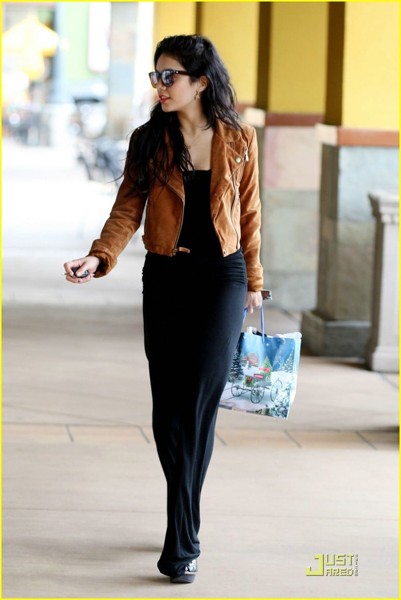 Full Sized Photo of vanessa hudgens dry cleaning 03 | Vanessa Hudgens